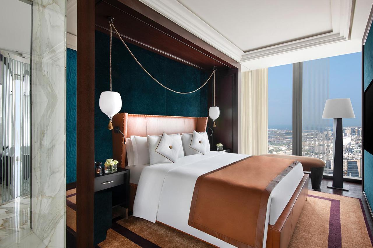 Banyan Tree Doha At La Cigale Mushaireb Ngoại thất bức ảnh A bedroom at the Ritz-Carlton, DIFC